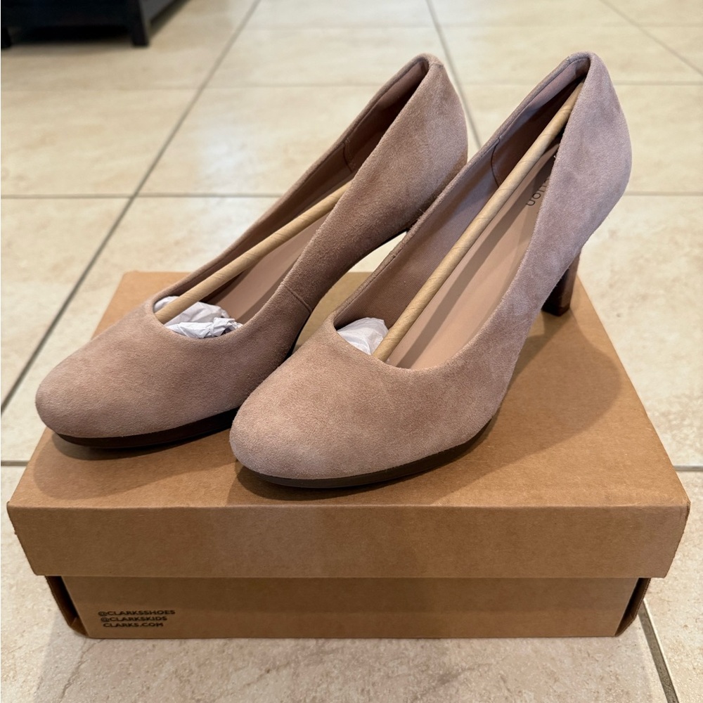 NWT - Clark’s Ambyr Joy Praline Suede Women’s Pumps